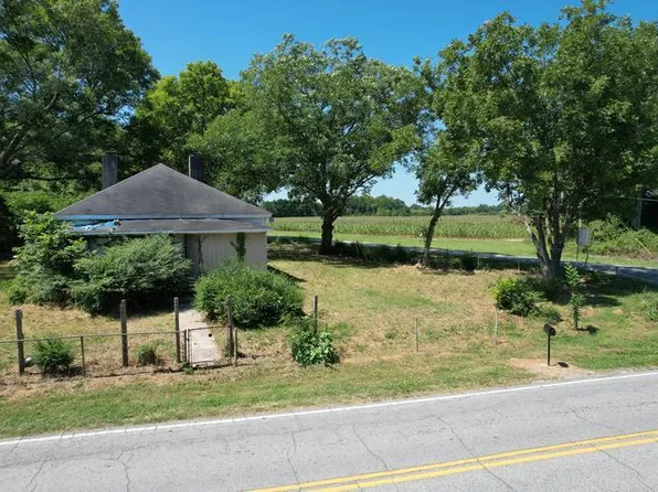 1292 Charlottes Rd, Clinton, SC 29325