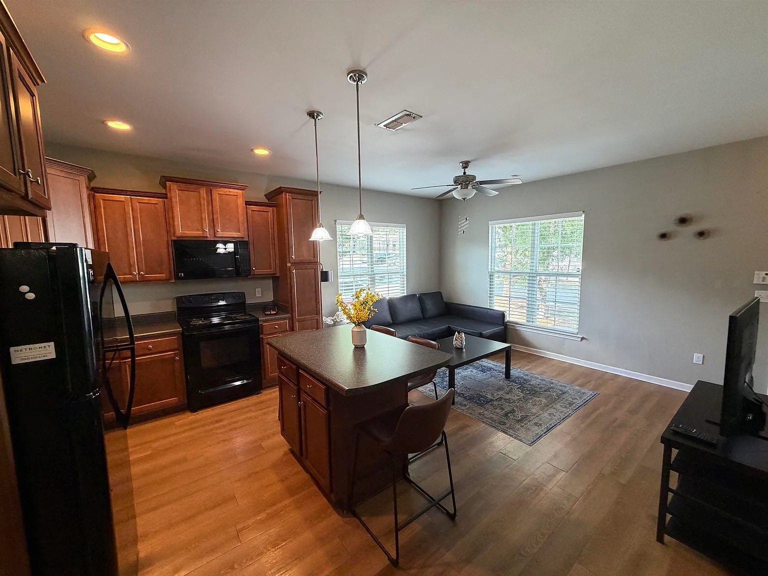 3 bed, 1240 sqft, $2,500 — Photo 2