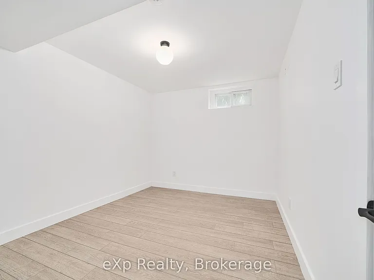 111 Riverside Dr N — Photo 26