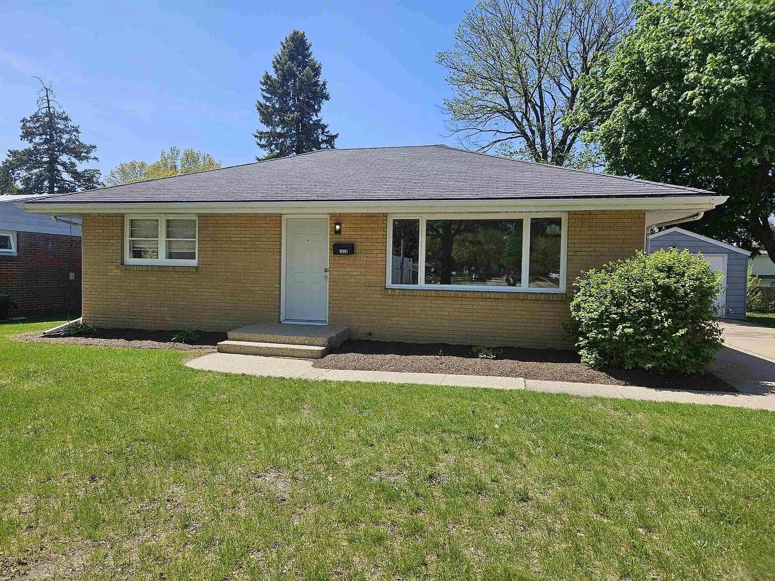 3020 N Rockton Ave photo 1