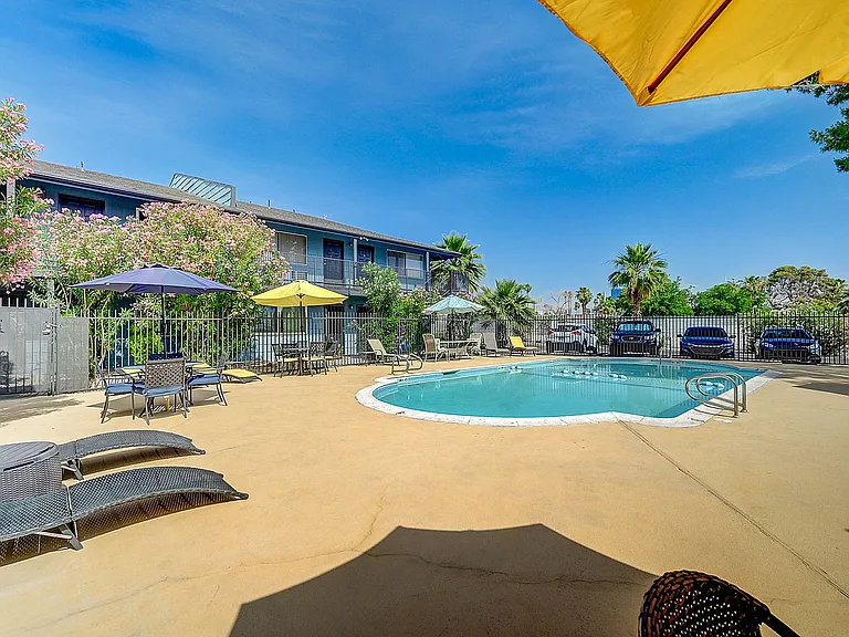 4050_Palos Verdes St-22
