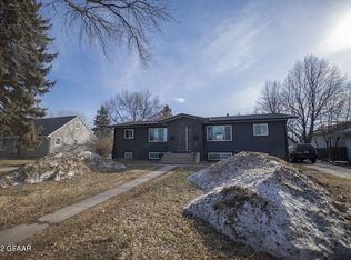 616 Boyd Dr, Grand Forks, ND 58203