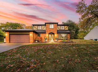 5152 Bayside Dr, Troy, MI 48098