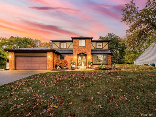 5152 Bayside Dr, Troy, MI 48098