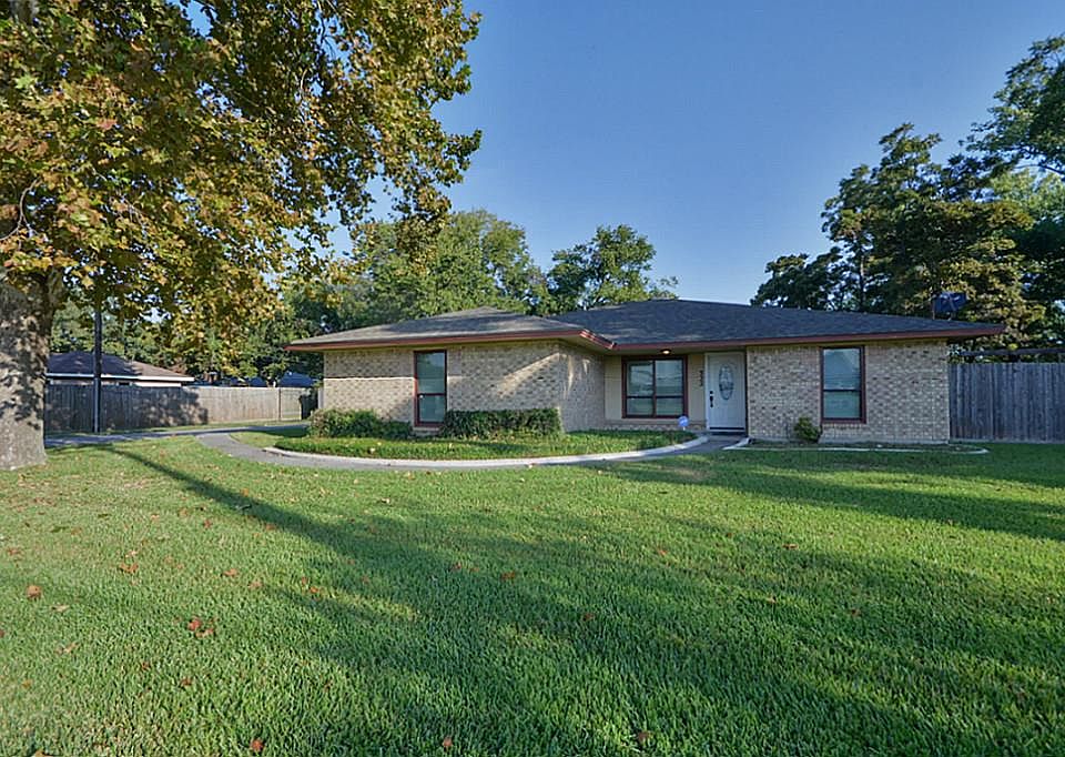 322 E Houston St, Highlands, TX 77562 | Zillow