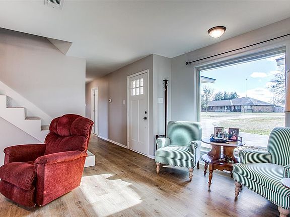 5th image of 213 Southridge St
