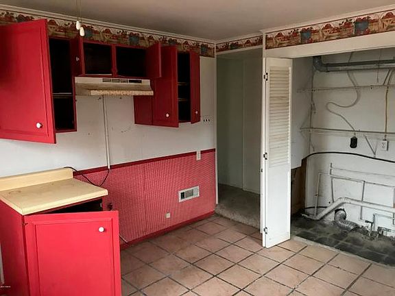 5th image of 926 S Land St
