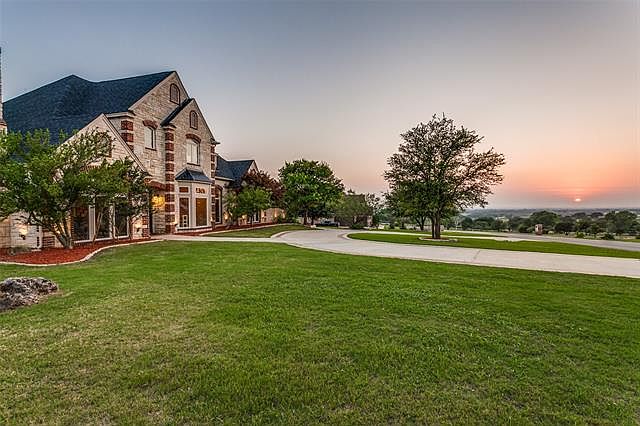 1st image of 114 Club House Dr