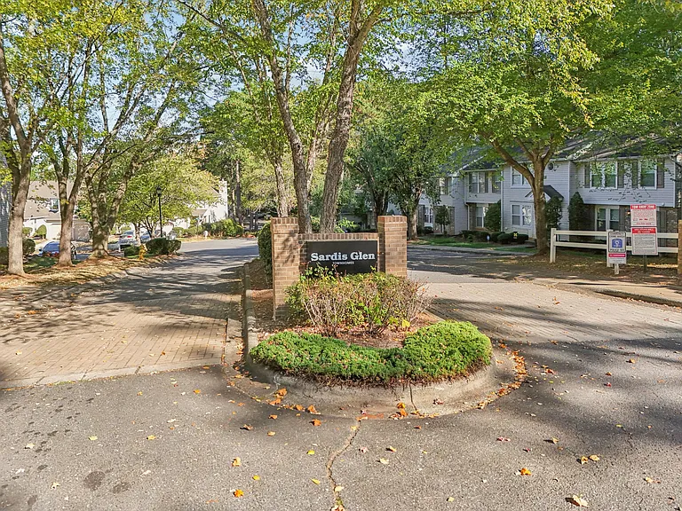 1369 Maple Shade Ln — Photo 33