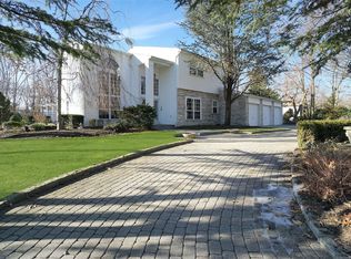 28 Arbor Field Way, Lake Grove, NY 11755