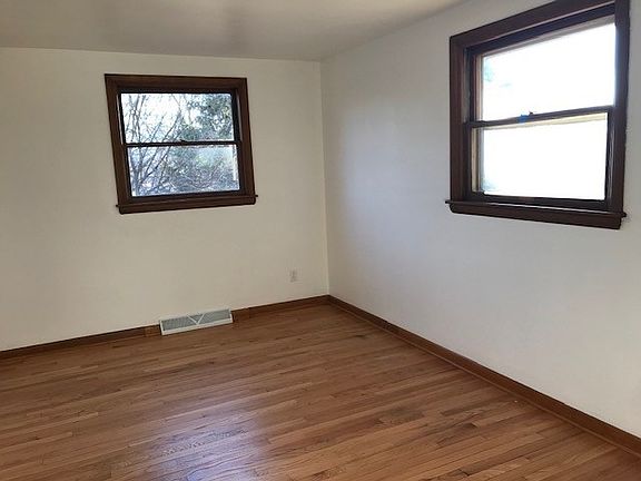 4th image of 915 Mayfair Pl