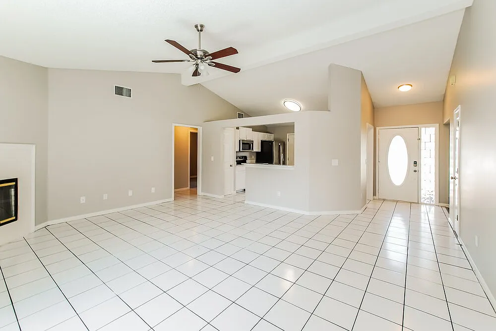 3 bed, 2.0 bath, 1425 sqft, $2,130 — Photo 3