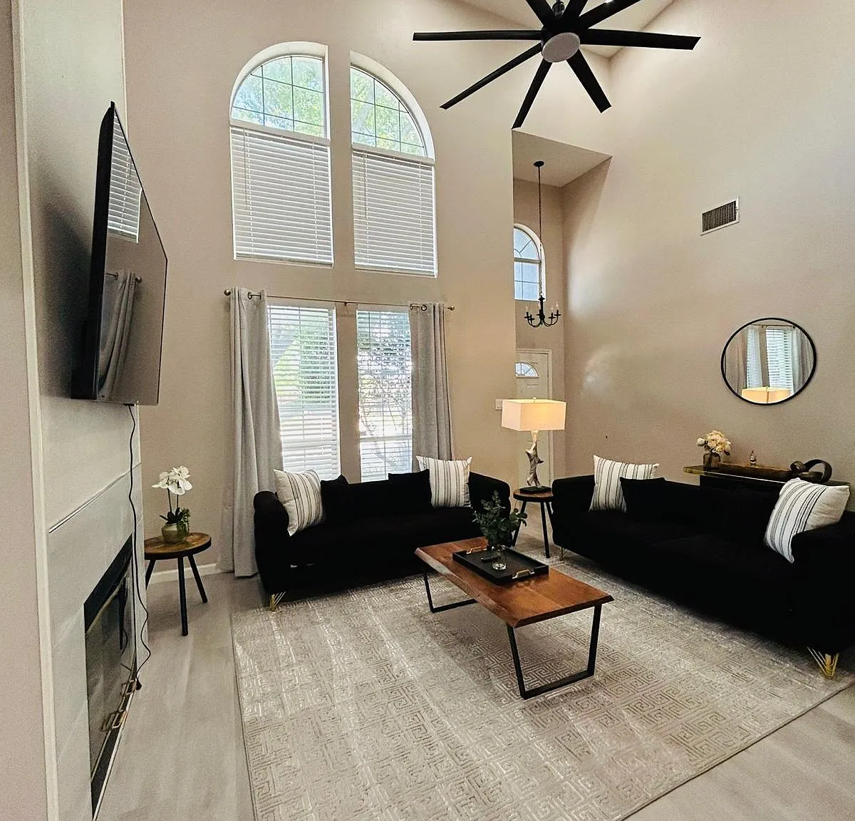 5 bed, 2.5 bath, 2159 sqft, $5,000 — Photo 1
