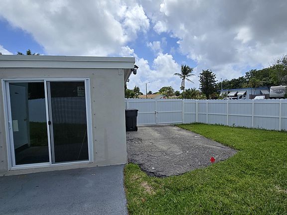 4th image of 591 Seagrape Road