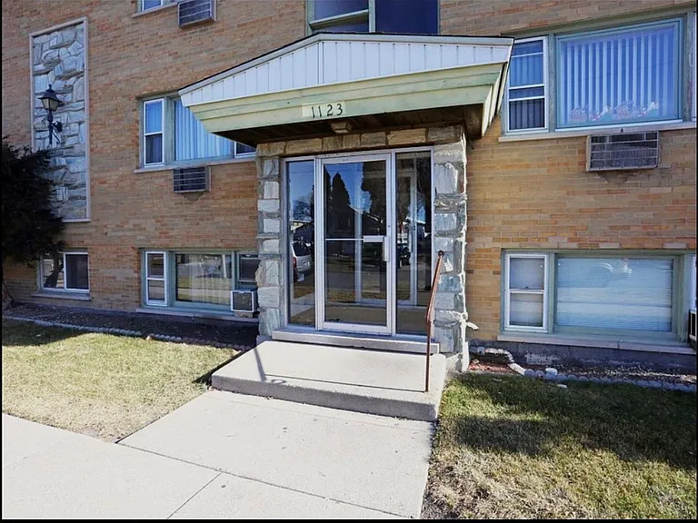 33rd Ave Apartments — Photo 2