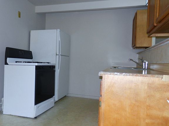 Stove & fridge included