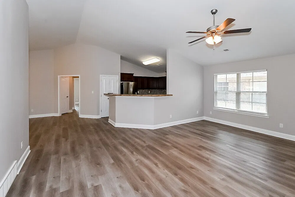 4 bed, 2.0 bath, 2092 sqft, $2,390 — Photo 4