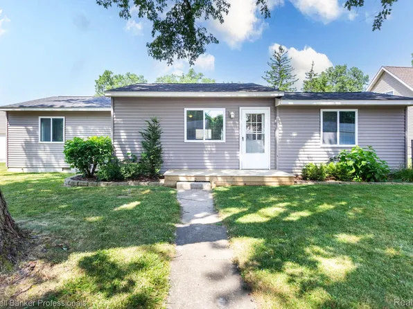 9031 Garfield Dr, Whitmore Lake, MI 48189