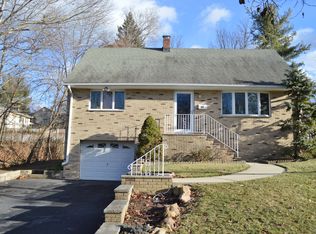 45 Oak Ln, Verona, NJ 07044