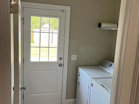 3 bed, 1054 sqft, $2,100 — Photo 3