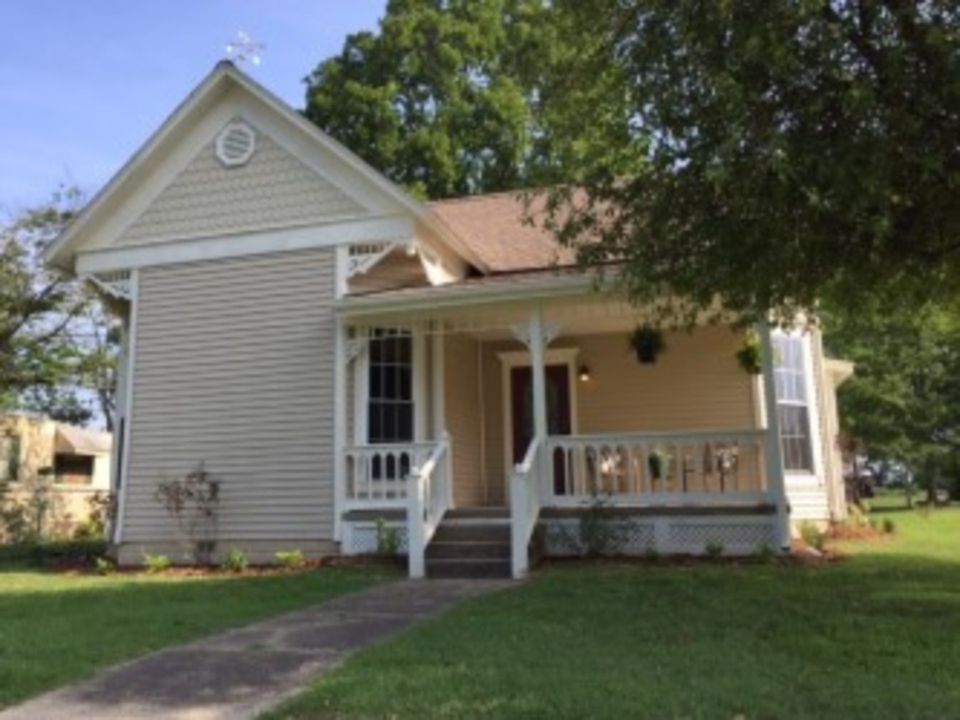 2nd image of 701 W Main St