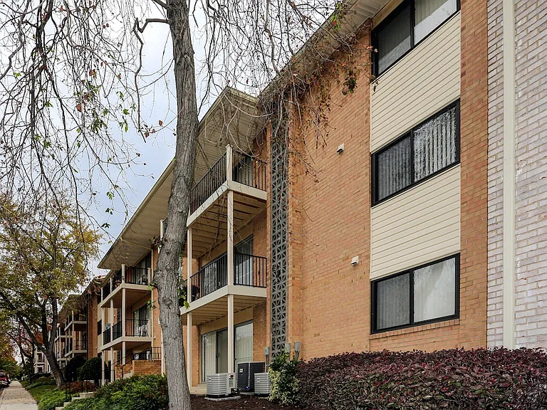 Laurel Park & Laurelton Court — Photo 12