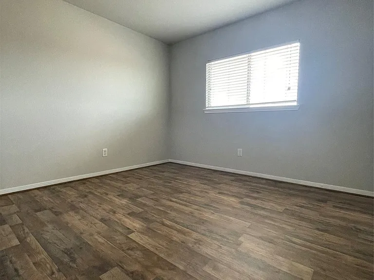 1502 Claremont Garden Cir — Photo 14