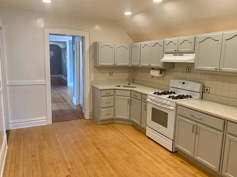 1940 W Eddy St #3 — Photo 3