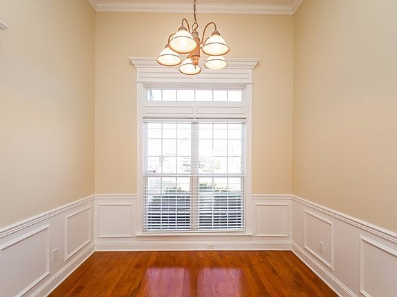 5th image of 3627 Sweetbriar Ave