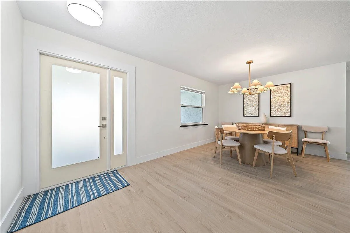 3 bed, 2.0 bath, 1915 sqft, $5,000 — Photo 3