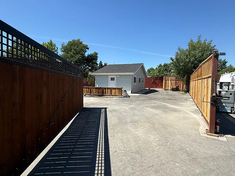 Private gate & driveway