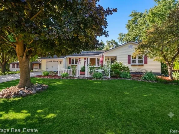 3111 Mann Rd, Waterford, MI 48329