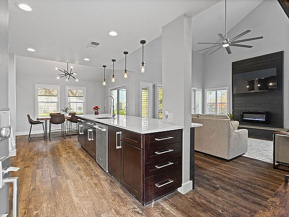 Kitchen w/quartz countertops