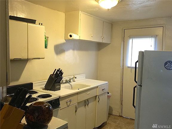 3rd image of 305 Roake Ave SE