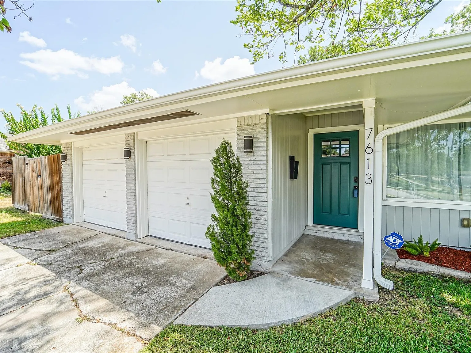 3 bed, 1.5 bath, 1453 sqft, $2,050 — Photo 3