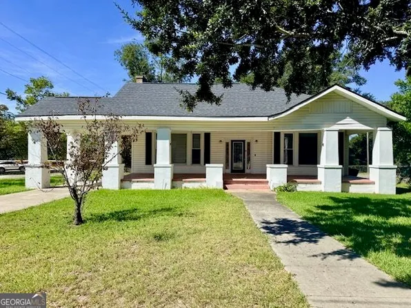 40 S College St, Metter, GA 30439