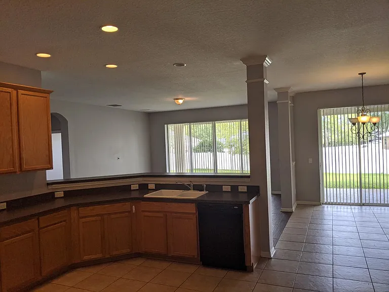 750 Lake Cove Pointe Cir — Photo 21