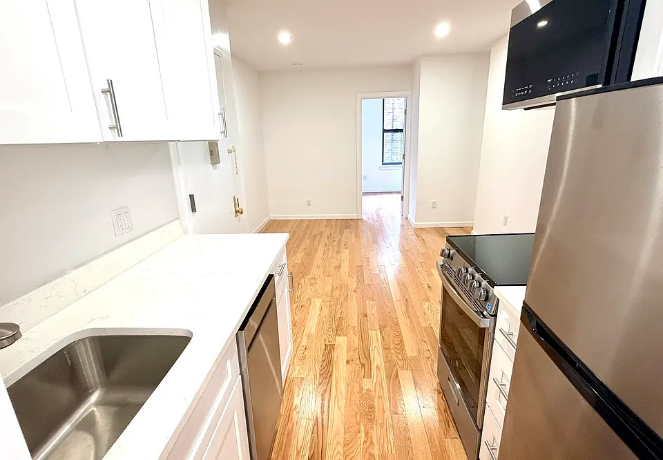 259 E 10th St #8