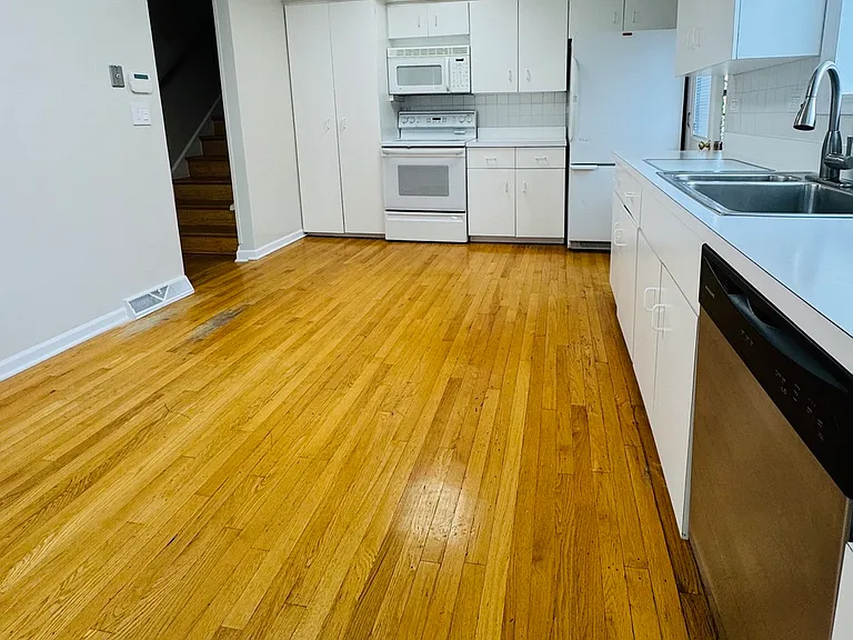 7011 N Hamlin Ave — Photo 4