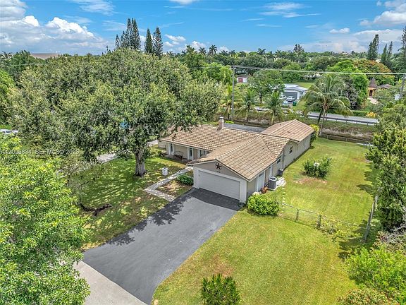 3rd image of 4770 SW 70th Ter