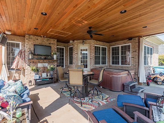 Covered patio, hot tub 