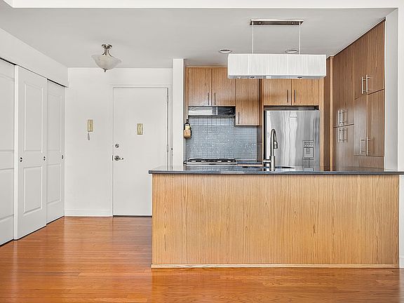 3rd image of 549 Borden Ave APT 6D