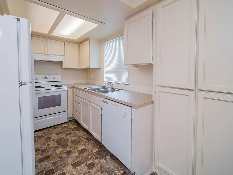 1024 Cedar Ave — Photo 2
