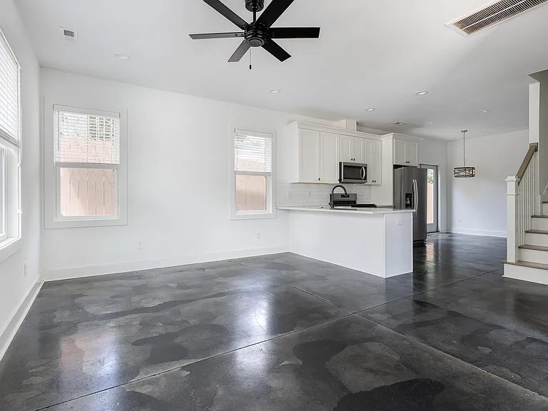 1120 Gurley St #B — Photo 2