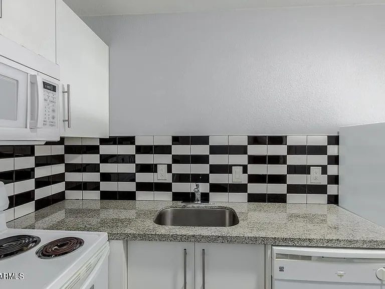 1222 W 4th St #2 — Photo 8