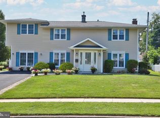25 Trim Rd, Levittown, PA 19056