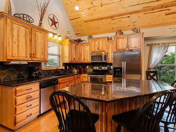 4th image of 124 Streamside Dr