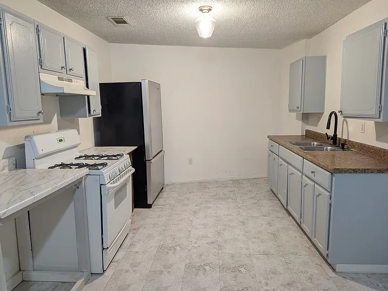 301 W 1st St — Photo 5