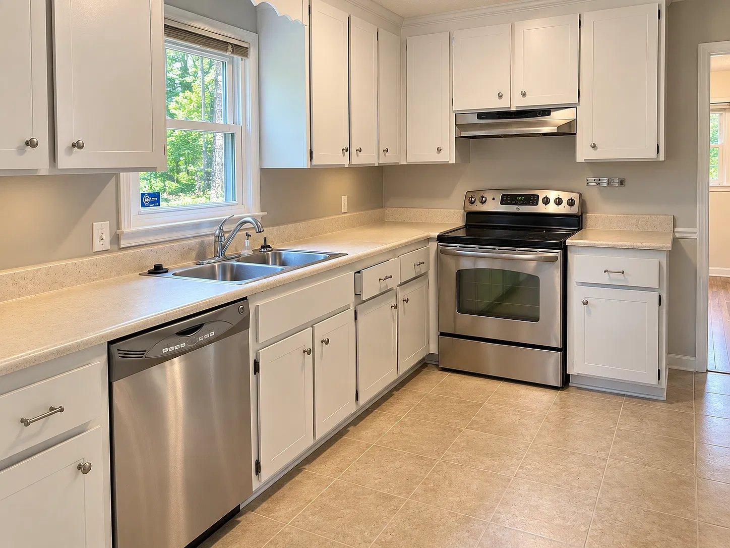 3 bed, 2354 sqft, $2,450 — Photo 2