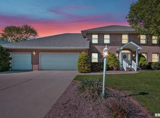 1111 W Cayman Cv, Peoria, IL 61615